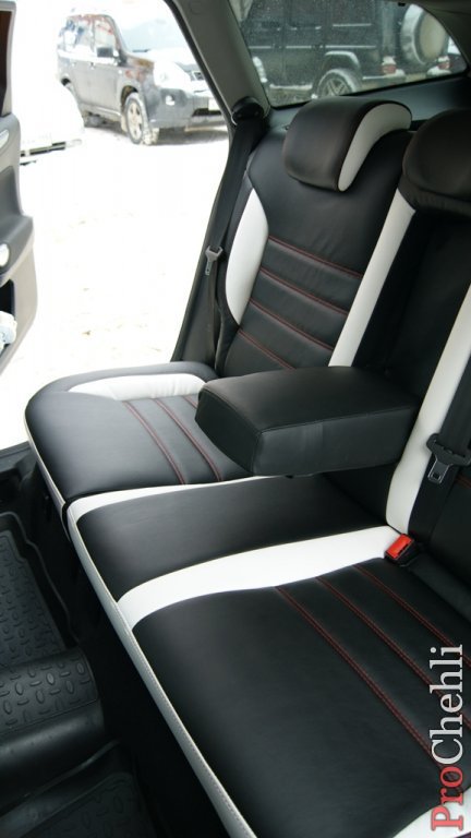 Черно-белые чехлы для Ford Mondeo Titanium №5