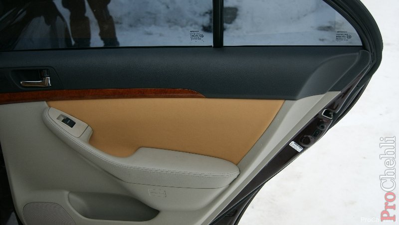 Перетяжка дверей Toyota Avensis