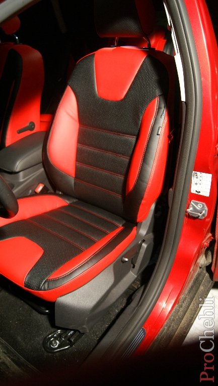 Красно-черные авточехлы для Ford Focus 3 Titanium №2