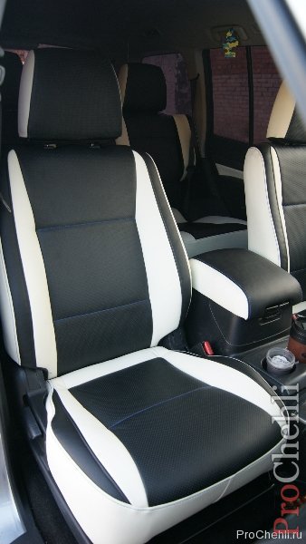 Топовые черно-белые авточехлы для Mitsubishi Pajero 2011 года