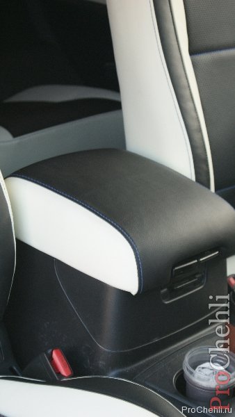 Топовые черно-белые авточехлы для Mitsubishi Pajero 2011 года №1