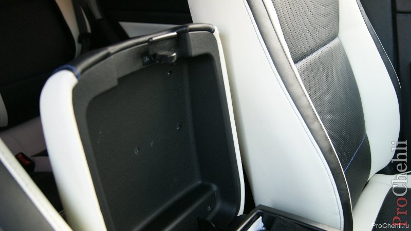 Топовые черно-белые авточехлы для Mitsubishi Pajero 2011 года №3