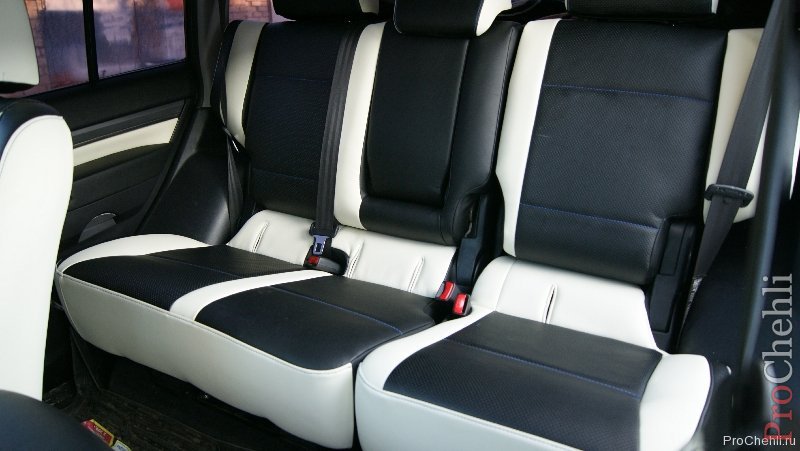 Топовые черно-белые авточехлы для Mitsubishi Pajero 2011 года №10
