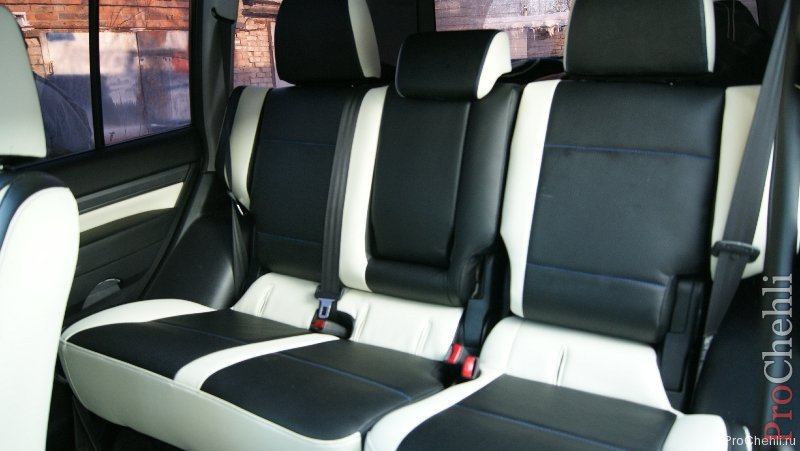 Топовые черно-белые авточехлы для Mitsubishi Pajero 2011 года №11