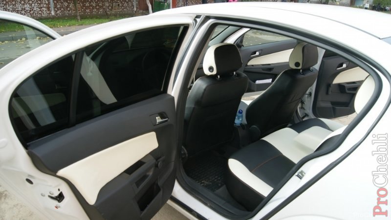 Авточехлы из черно-белой экокожи для Opel Astra H №3