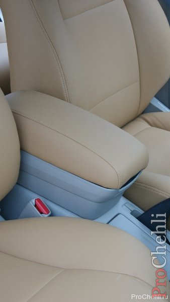 Бежевые авточехлы из экокожи для Toyota Avensis №3