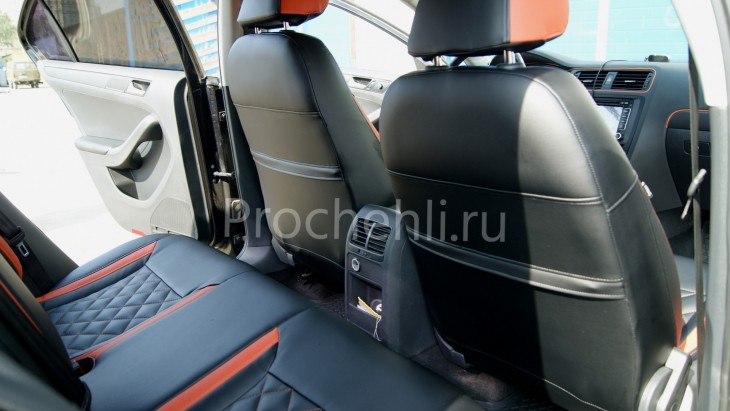 Каркасные чехлы с эффектом перетяжки на Volkswagen Jetta Trendline из черной и оранжевой экокожи №5