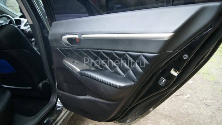 Вставки в карты дверей для Honda Civic 8 4D из черной экокожи с отсрочко ромбиком №1
