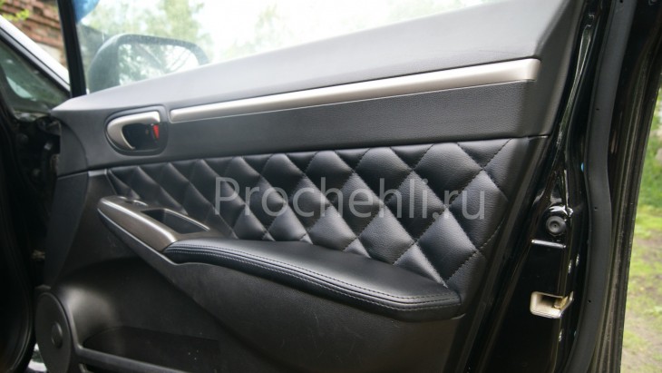 Вставки в карты дверей для Honda Civic 8 4D из черной экокожи с отсрочко ромбиком №2