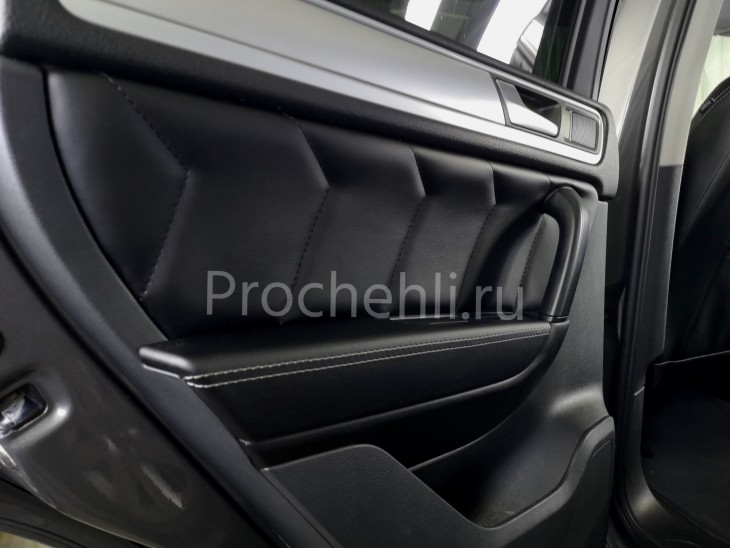 Вставки в карты дверей Volkswagen Touareg 2 из черной экокожи №2