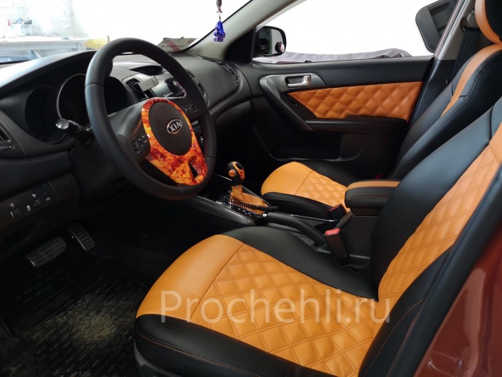 Каркасные авточехлы для Kia Cerato 2 из черной и оранжевой экокожи №1