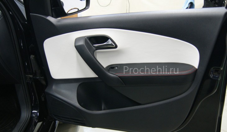Вставки в карты дверей на VW Polo sedan из черной и белой экокожи №2