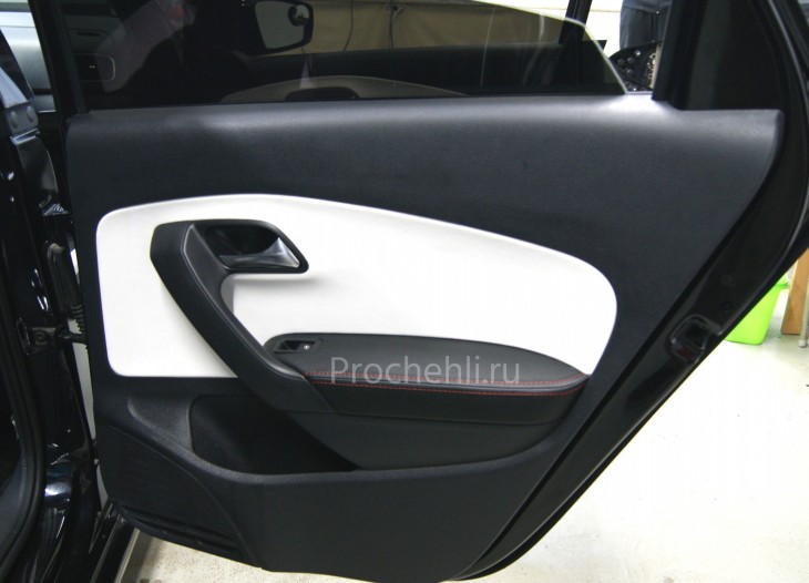 Вставки в карты дверей на VW Polo sedan из черной и белой экокожи №3