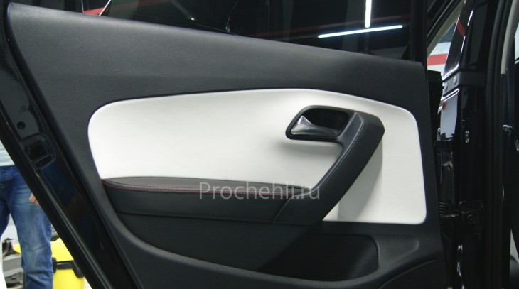 Вставки в карты дверей на VW Polo sedan из черной и белой экокожи №4